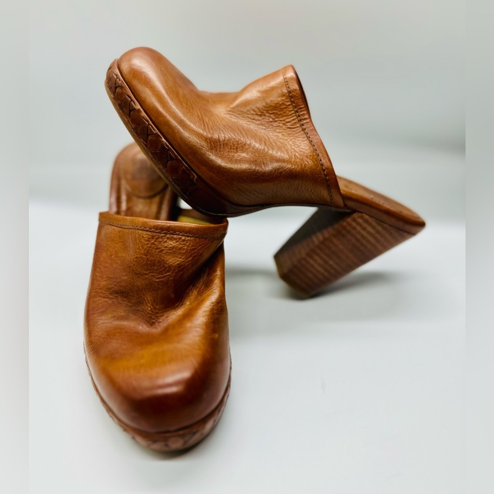 Frye & Co. Women's Sable Brown Leather Slip-On Cody Mules. Size 8
